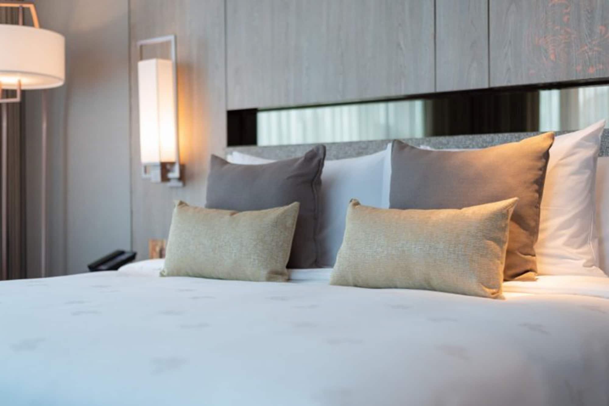 Hotel Nikko Bangkok Exterior photo A bed with cushions