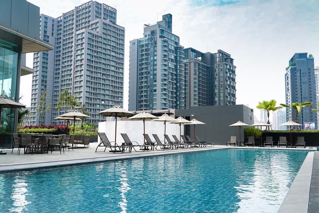 Hotel Nikko Bangkok Exterior photo The swimming pool at the 10th floor of the complex