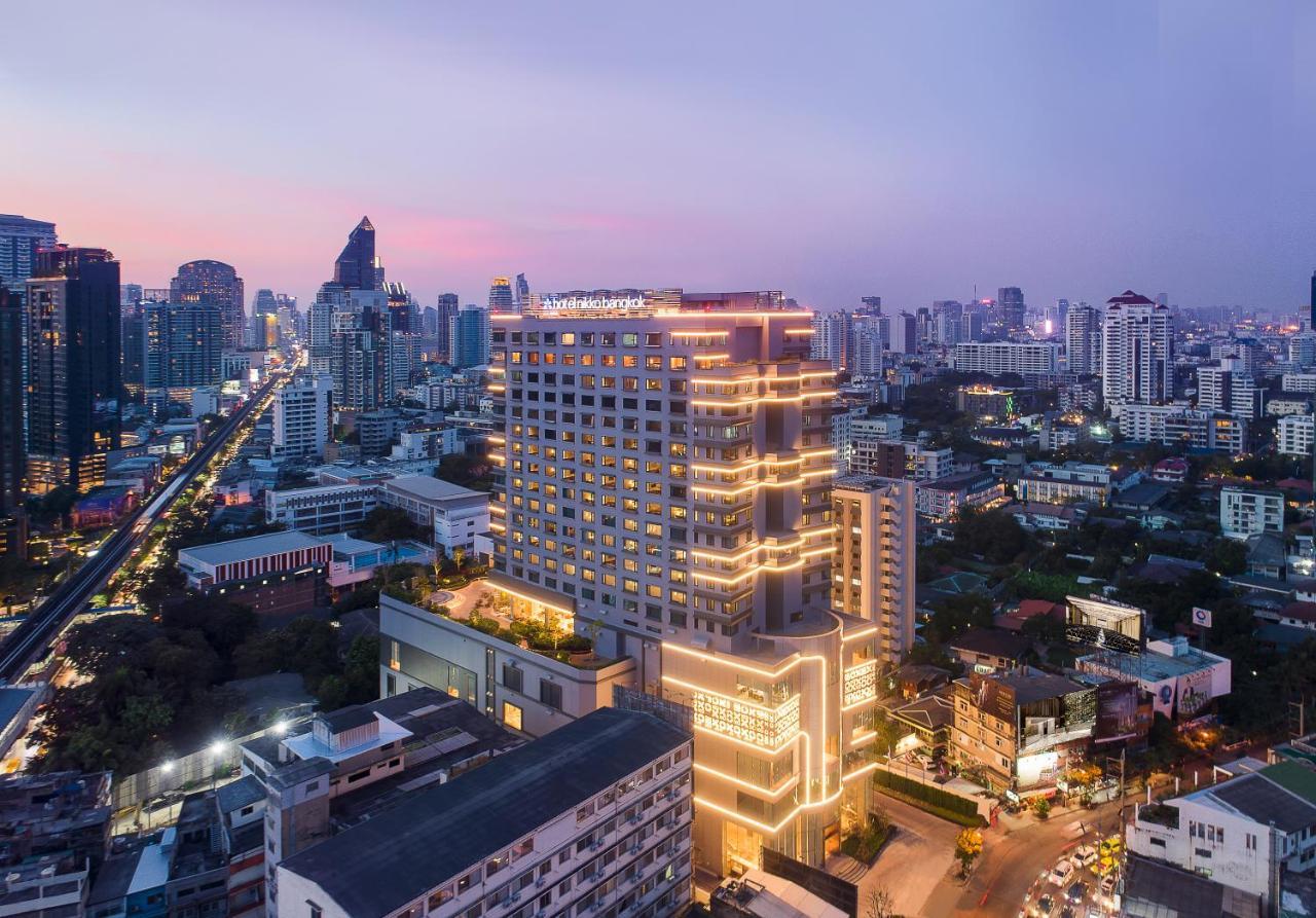 Hotel Nikko Bangkok Exterior photo The hotel at night