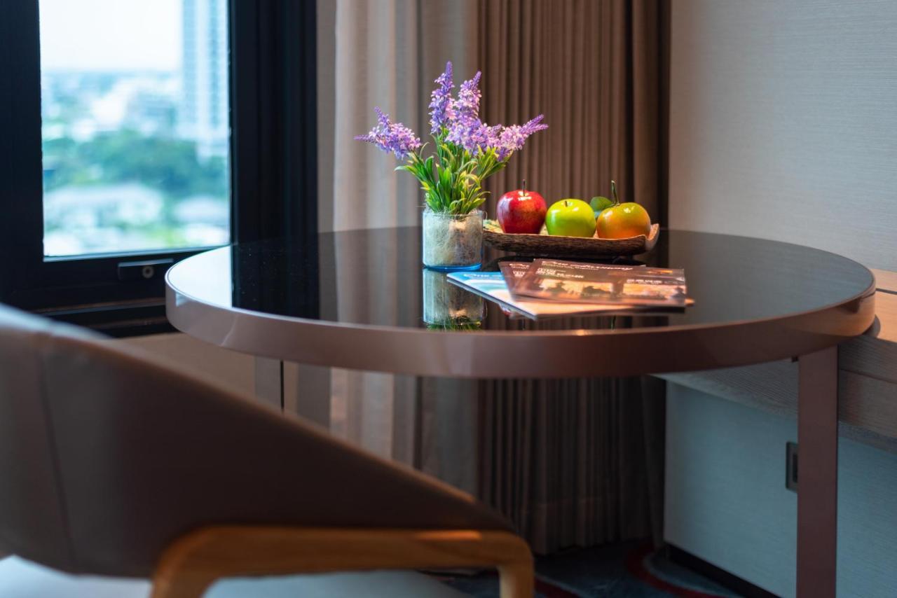 Hotel Nikko Bangkok Exterior photo A table with a fruit bowl